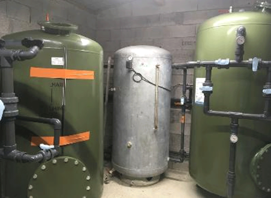 Photo 2. Réservoirs d’eau d’une station de captage d’un service associatif (Finistère).