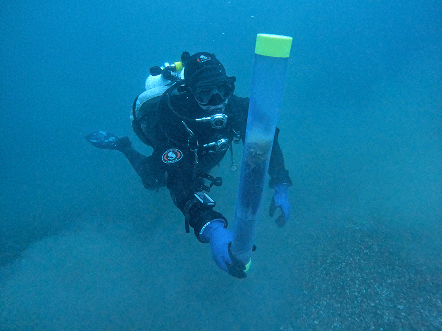 Une image contenant Équipement de plongée, plonger, Chef de plongée, Plongée sous-marine Le contenu généré par l’IA peut être incorrect.